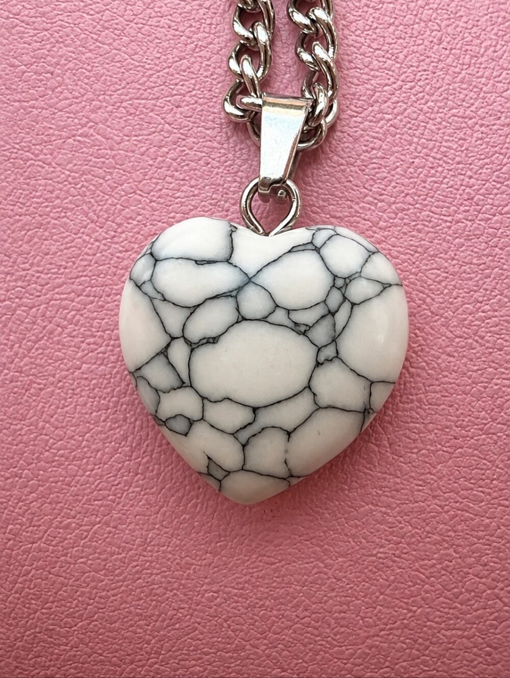 NWT Crystal Healing White Howlite Heart Pendant Chain Necklace Size 17.75”